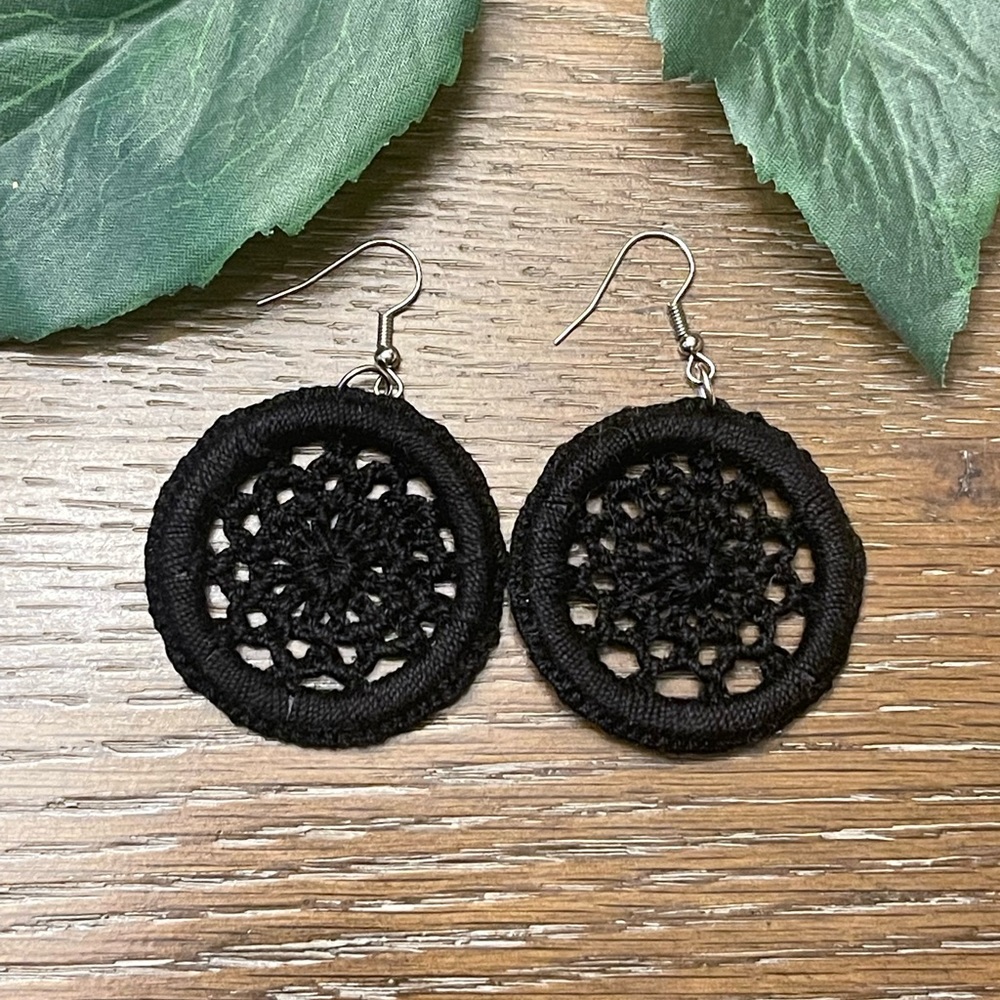 💥SOLD💥Crocheted Dreamer Earrings - Picture 3 of 4